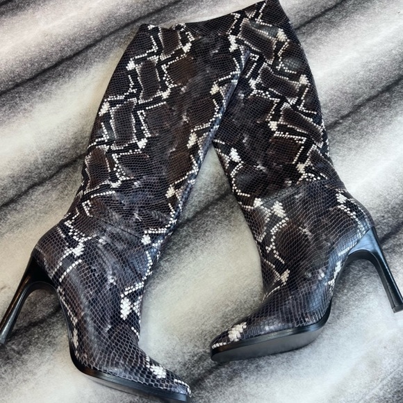 NEW Sigerson Morrison Black Blue White Snake Python  Print Heeled Boots 9.5 - Picture 1 of 11